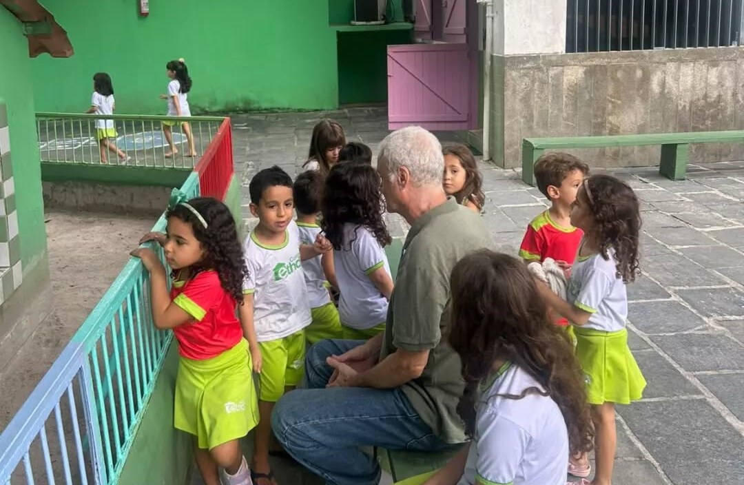 Plínio com seus jovens alunos, de 5 a 11 anos, na escola Ethos em Recife